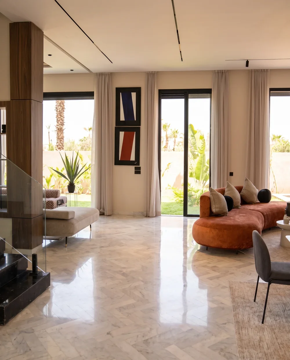 Sol en marbre clair poli en chevrons dans le salon de la villa témoin Jnane Oum El Ghite