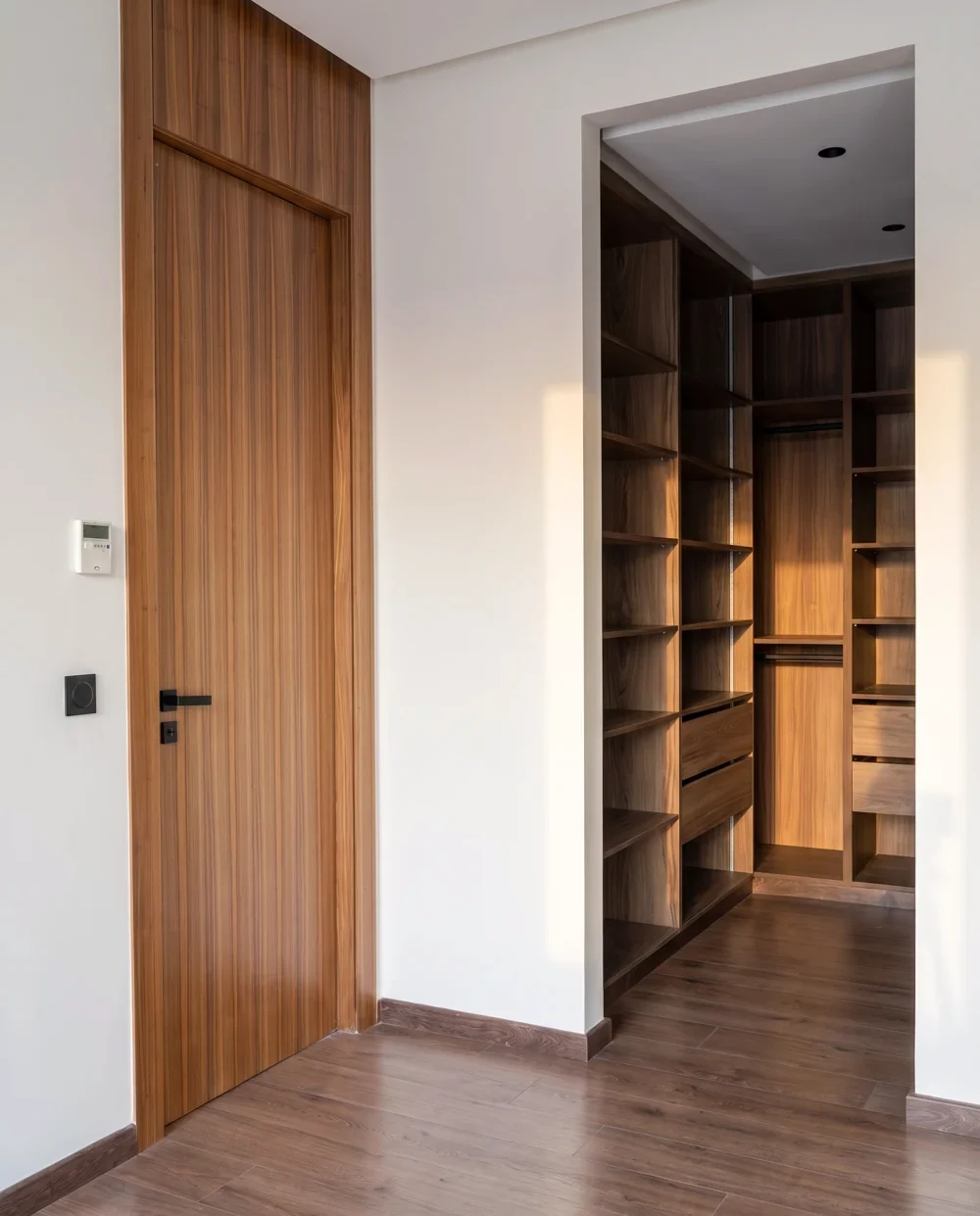 Porte et dressing en noyer massif dans la villa témoin Jnane Oum El Ghite